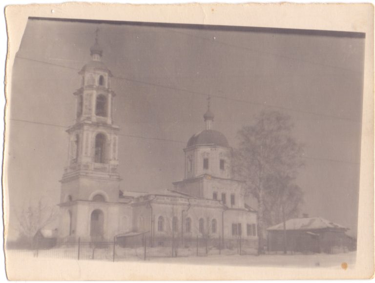 60ые. Справа - бывшая церковно-приходская школа, учительский дом, находилась в аварийном состоянии, была разобрана