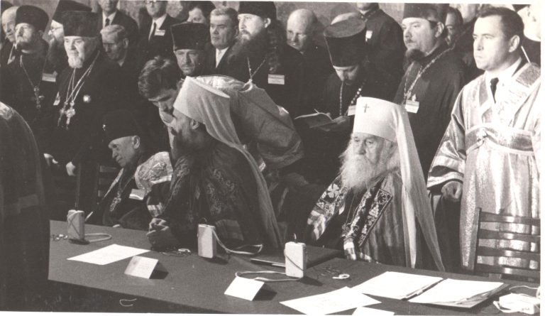 Делегаты Поместного Собора РПЦ. Слева направо: протоиерей Орест Бычковский (стоит с двумя наперсными крестами), будущий архиепископ Пермский. Сидят: архиепископ Иркутский и Читинский Вениамин (Новицкий); митрополит Сурожский Антоний (Блум); митрополит Орловский и Брянский Палладий (Шерстенников). Загорск. Фото от 2 июня 1971 г.