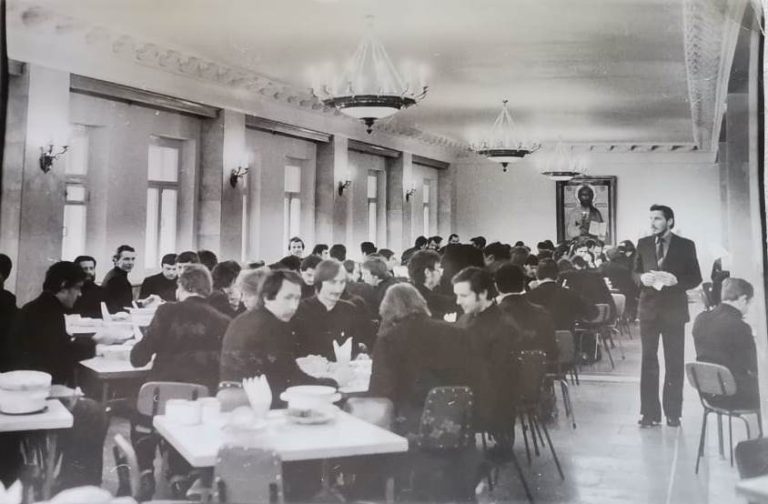 фото в трапезной МДА 1984 год. Студенческий обед в трапезной МДА проводит дежурный помощник инспектора Качанкин Николай Иванович