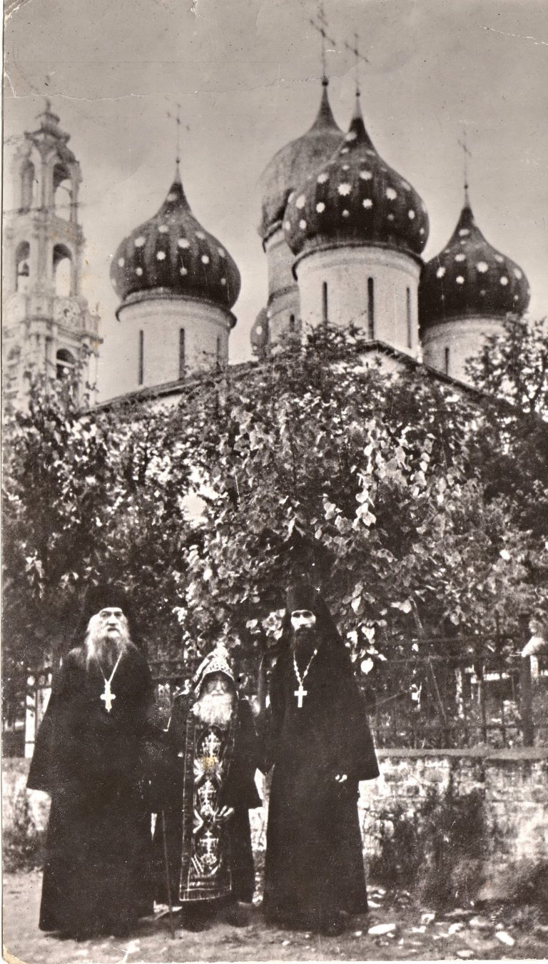 Лаврские старцы. Слева направо: архимандрит Феодорит (Воробьев; 1899-1973), иеросхимонах Серафим, игумен Кирилл (Павлов; 1919-2017). Загорск. Фото 1960-х годов из архива Д. Щербины. 