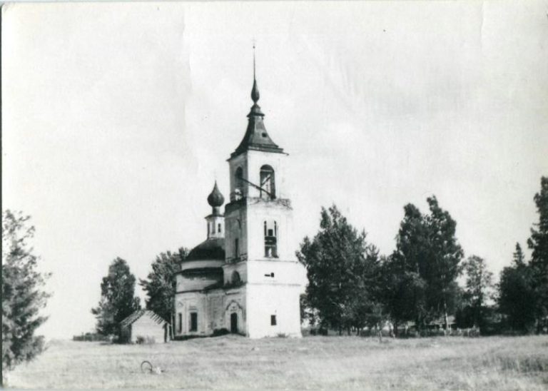 Вологодская область, Заречье. Церковь Троицы Живоначальной 1958г.