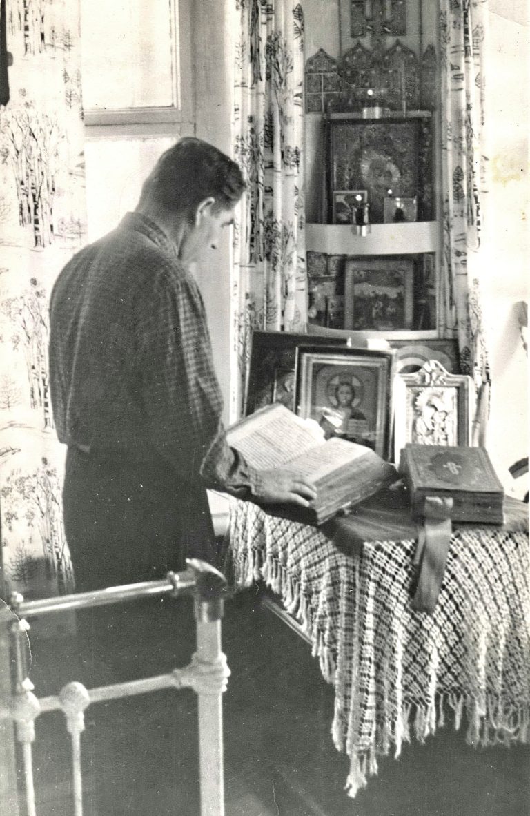 Домашняя молитва. Фото 1960-х годов из архива Д. Щербины. 