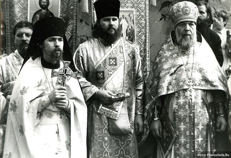 Архимандрит Роман (Жеребцов) справа