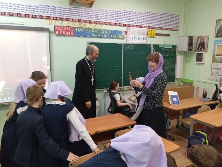 Протоиерей Николай Горбатовский в школе
