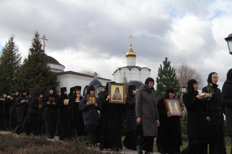 Свято-Никольский монастырь. Крестный ход.