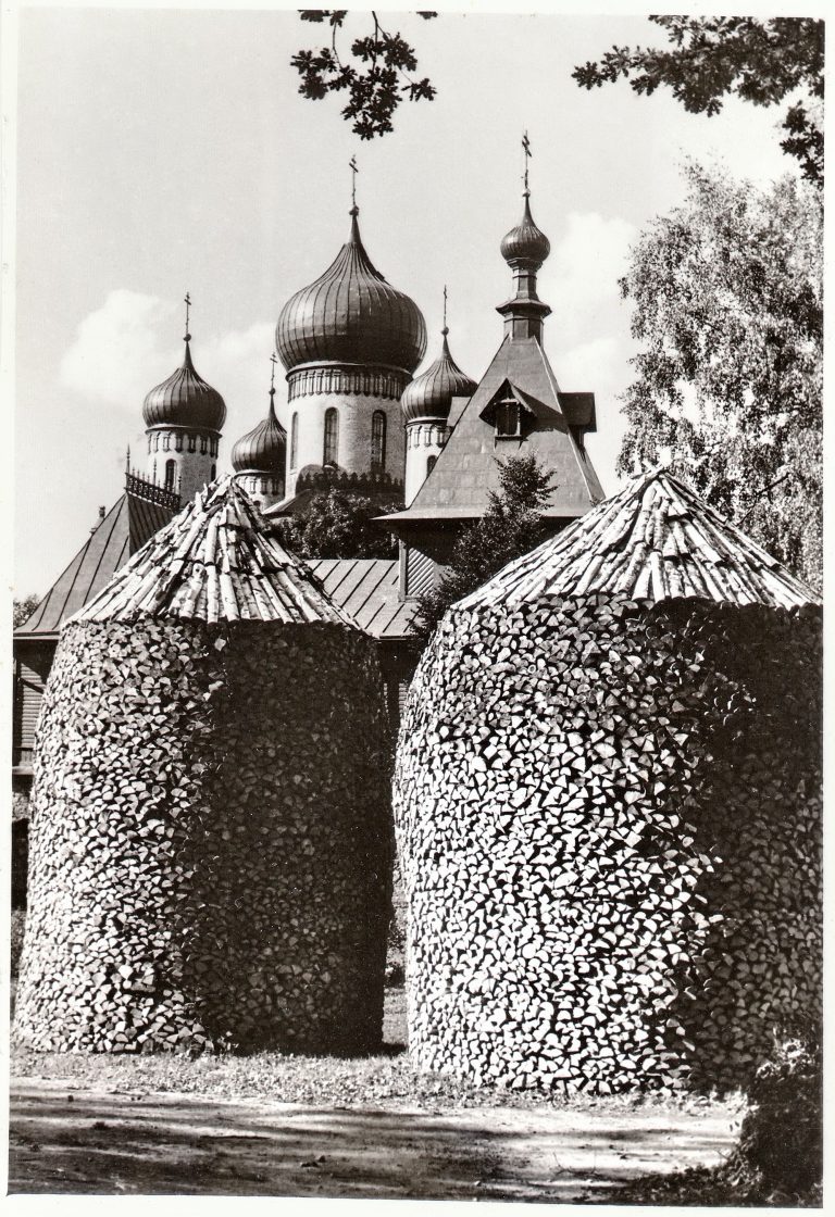 Вид на Успенский собор и монастырские поленницы. Пюхтицы. Фото 1980-х годов из архива Д. Щербины.
