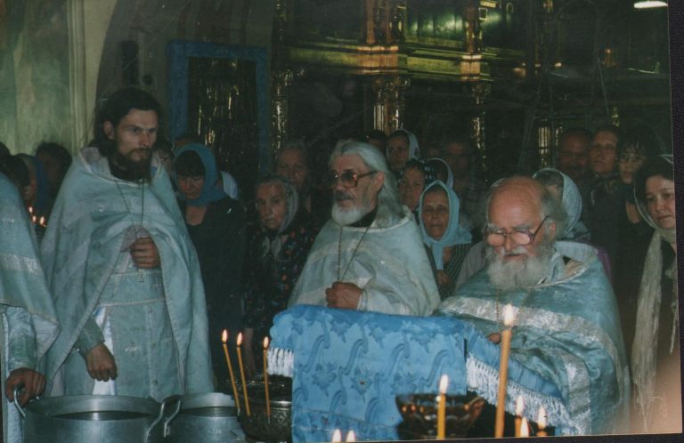 29.06.2001
Слева о. Михаил Пшеничный, в центре о. Димитрий Брысаев, о. Алексий Лебедев, духовный отец Веры Коробейниковрй