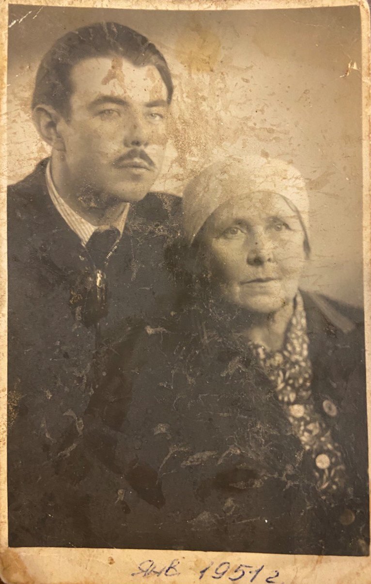 Прот. Александр Коробейников с мамой Ольгой Кондратьевной. 1930-е гг.