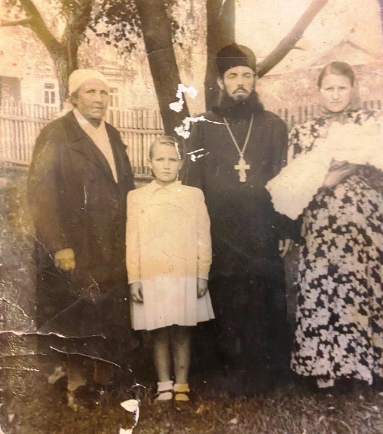 Сестра Людмила и Ольга Кондратьевна, бабушка