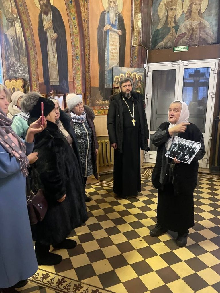 Галина Васильевна Кузнецова проводит экскурсии