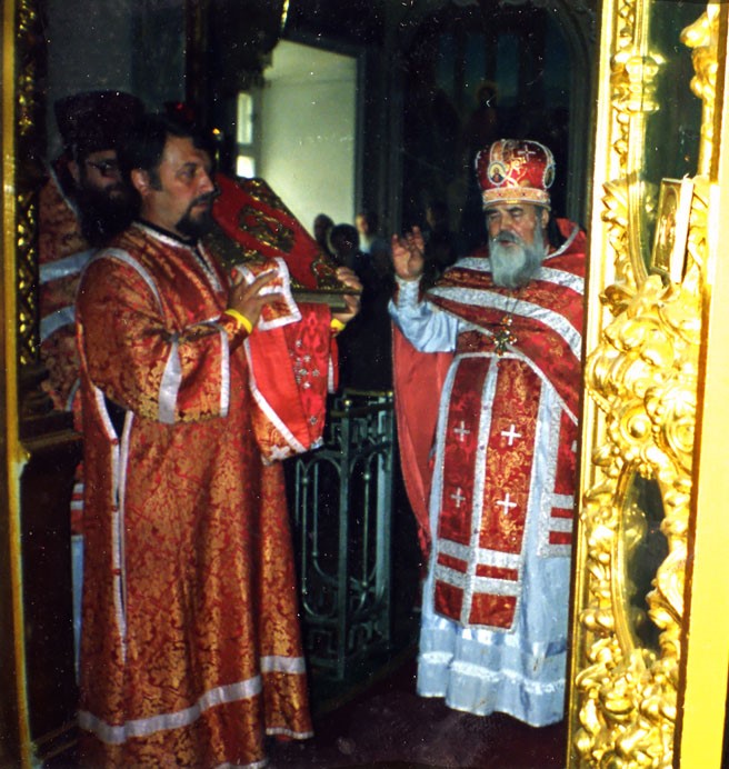 День Ангела, 1998 г. О. Александр служит, диакон - сын Николай Коробейников