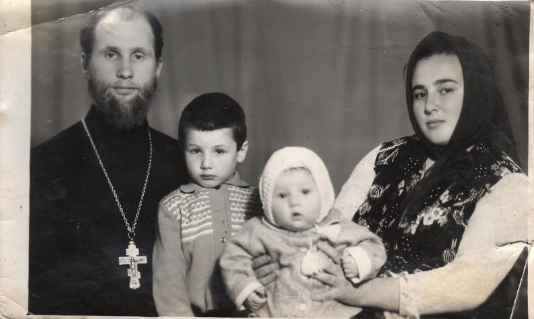 Дочь мат. София, о. Михаил, дети млад. Алексей (будущ. митрополит Игнатий,1977) и Илия (1972; будущ. иерей)