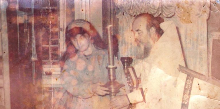 Новлянская церковь, подготовка к Венчанию. Певец и пономарь - дочь Вера. 80-ые годы 20-го столетия