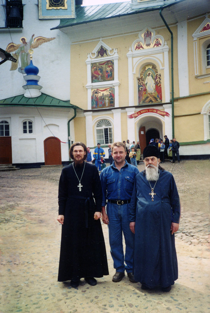 О. Александр с дух. чадами. Слева о. Михаил Пшеничный Псковско-Печорский монастырь, у входа в пещеры