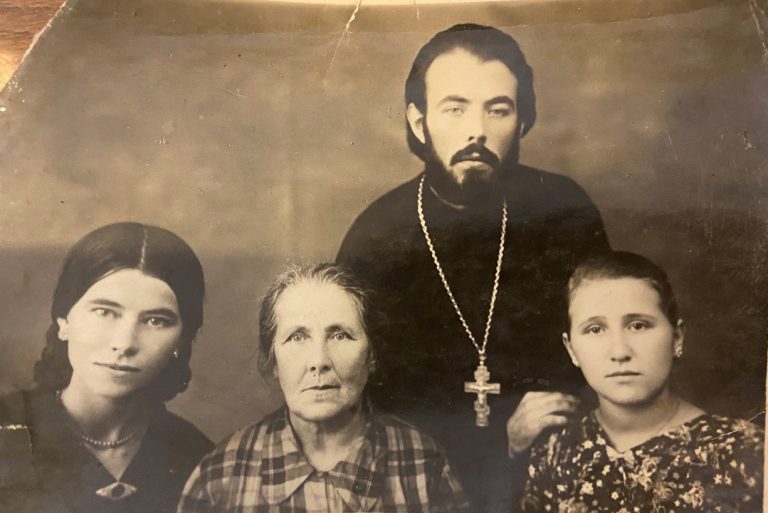 Прот. Александр Коробейников с мамой Ольгой Кондратьевной, супругой Антониной (справа), сестрой Марией