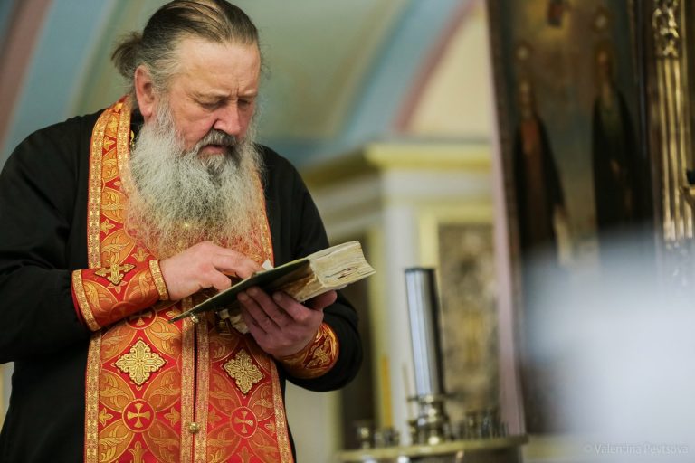 Протоиерей Валерий Барабошин в храме 1
