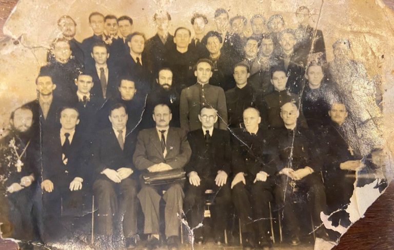 Семинария. Прот. Александр Коробейников 2-ой в 3 р. справа в семинарии с преподавателями