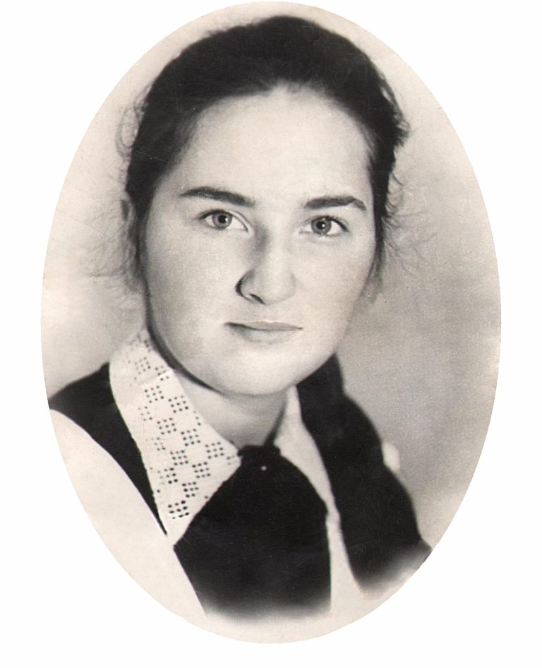 Третья дочь Вера Коробейникова, 15 лет. 1979 г.