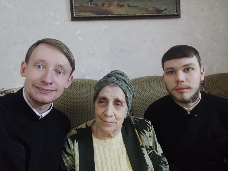 Фото 2. Мария Петровна с руководителем проекта (слева) и студентом 3-го курса (справа)