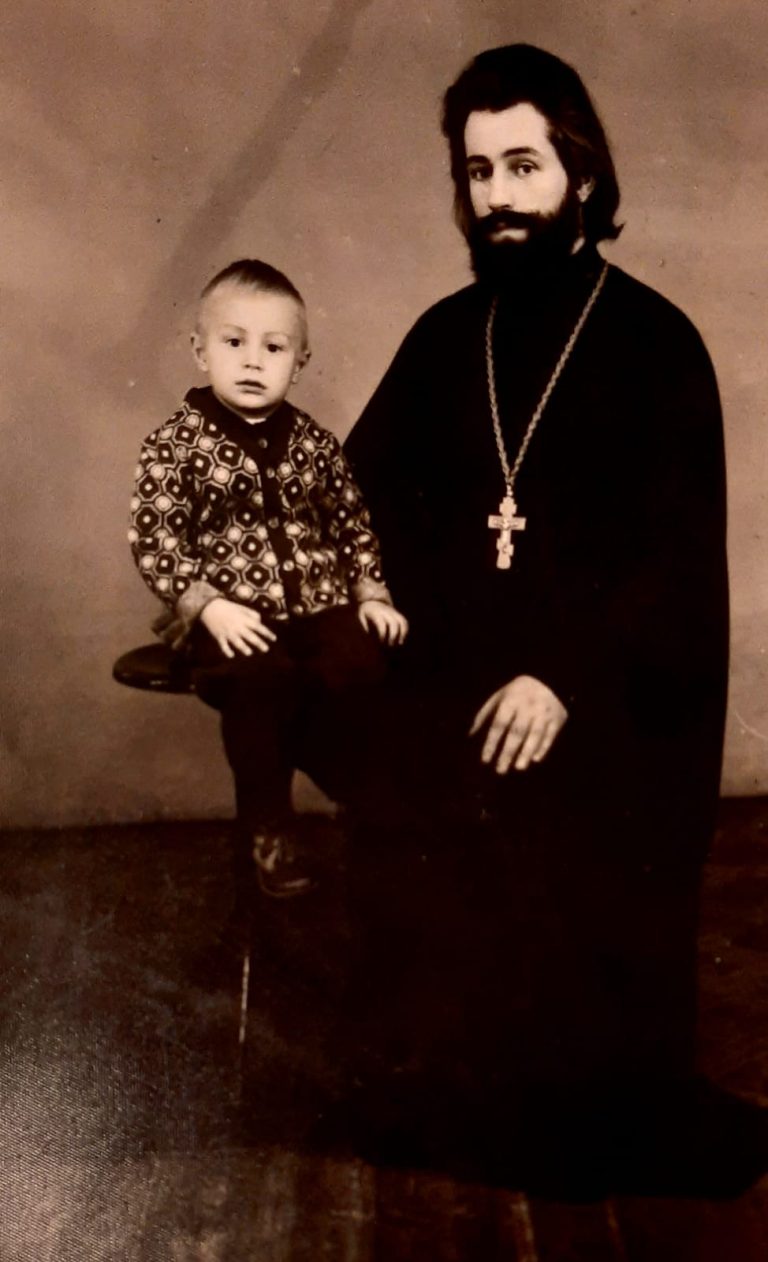 Отец Георгий Сакович с сыном Сергеем начало 1970-х