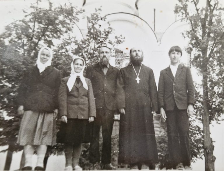 Справа налево: Павел Чурашов, священник Михаил Чурашов (иеромонах Варлаам), Павел Васильевич Павлов, Татьяна Павлова. Елабуга, 1973 год