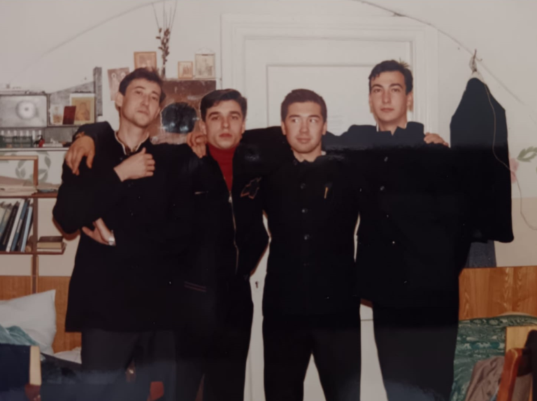 Два брата – справа Димитрий, слева Герман Чурашовы, сыновья отца Иоанна. Московская духовная семинария. 1995 год