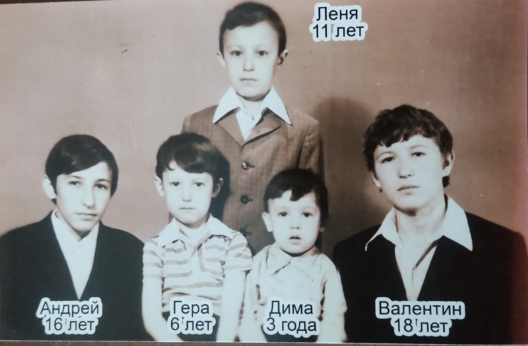 Маленький Димитрий с родными братьями