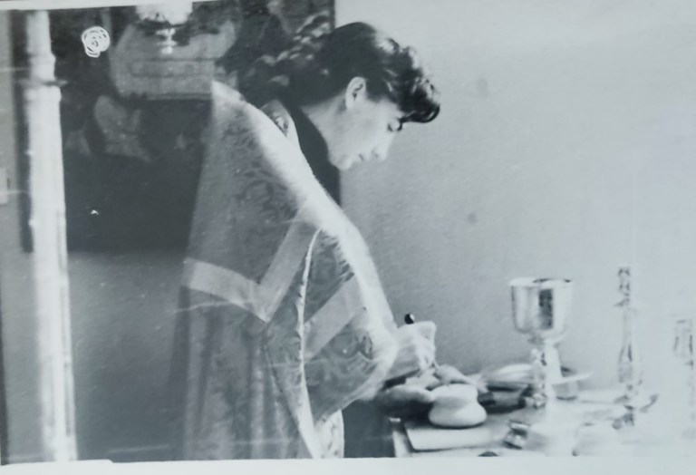 Отец Димитрий в алтаре храма святого Иоанна Кронштадтского. Казань. 1996 год