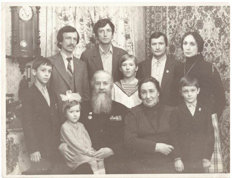 Семья Жоховых (А.В. второй слева во втором ряду)