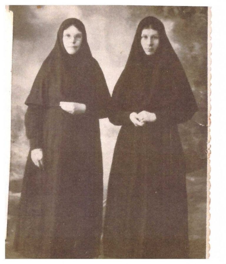 Справа – инокиня Ираида, слева – инокиня Агриппина