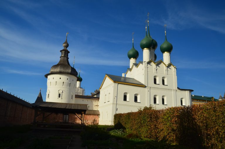 Церковь Григория Богослова расположена на территории бывшего Григорьевского монастыря, ныне именуемой Митрополичьим садом Ростовского кремля