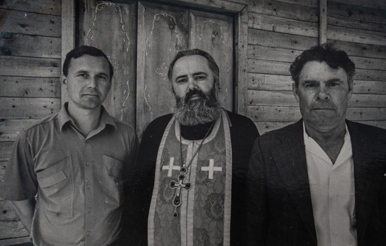 Архимандрит Ермоген (Росицкий) с прихожанами