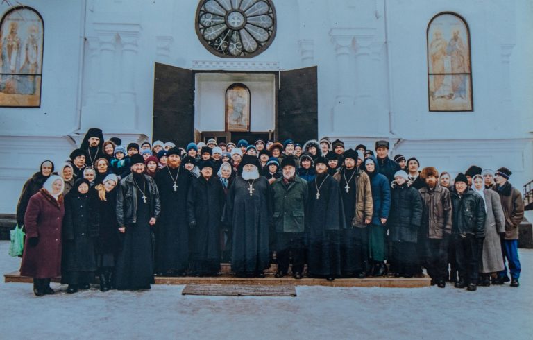 Архимандрит Ермоген (Росицкий) с прихожанами
