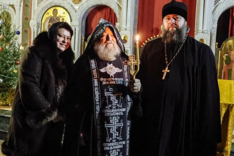 В центре схиигумен Варнава Ларичев, после пострига в схиму.