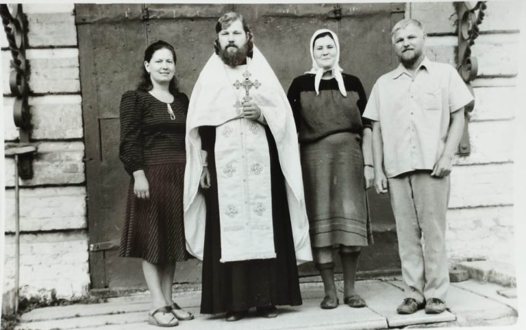 Троицкий храм с. Голочелово 1985г. Справа от о. Виктора матушка Людмила, слева прихожане.