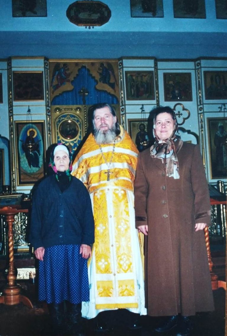 Храм Спорительница хлебов 2003 г. Прот. Виктор Спиридович, мат. Людмила и прихожанка храма Татьяна Махова