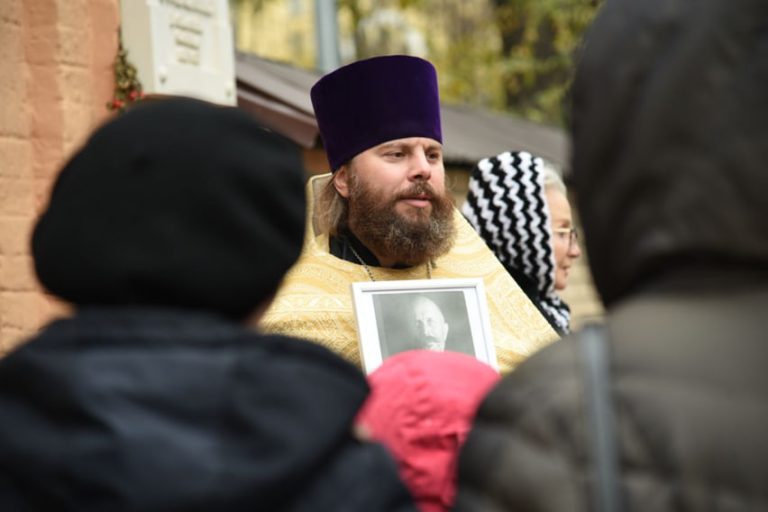 Иллюстрация 12. Клирик Климентовского храма (2022-2024) священник Александр Морозов возле арки от ограды утраченного храма Спаса Преображения на Большой Спасской улице в день памяти старосты Спасского храма, генерал-майора Александра Ивановича Беляева с прихожанами Спасской общины. 21 октября 2022 года.