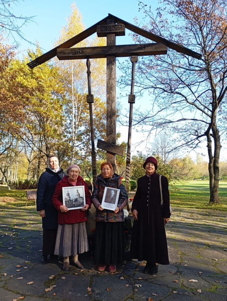 Иллюстрация 15. Прихожане Спасской общины на Большой Спасской улице на церковно-общественном мемориальном комплексе «Бутовский полигон» в день памяти уб. старосты утраченного храма Спаса Преображения в Спасской, генерал-майора А. И. Беляева. Слева на право: О.Н. Морозова, В.П. Косарева, Л. Н. Мелентьева, Ю. В. Вахрамеева. 21 октября 2024 года.