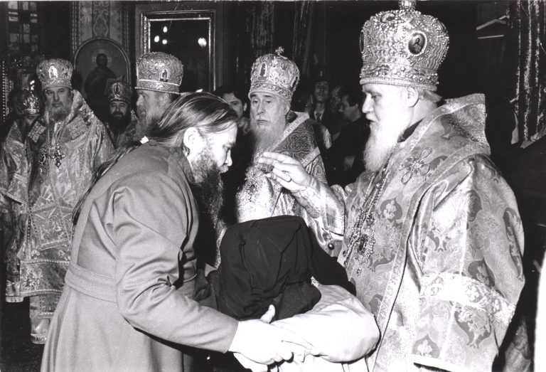 Митрополит Киевский и Галицкий Филарет (Денисенко, с 1992 года в расколе), совершает чин наречения архимандрита Иоанникия (Кобзева; 1938-2000), во епископа Славянского. Фото от 12 декабря 1988 года из архива Д. Щербины. 
