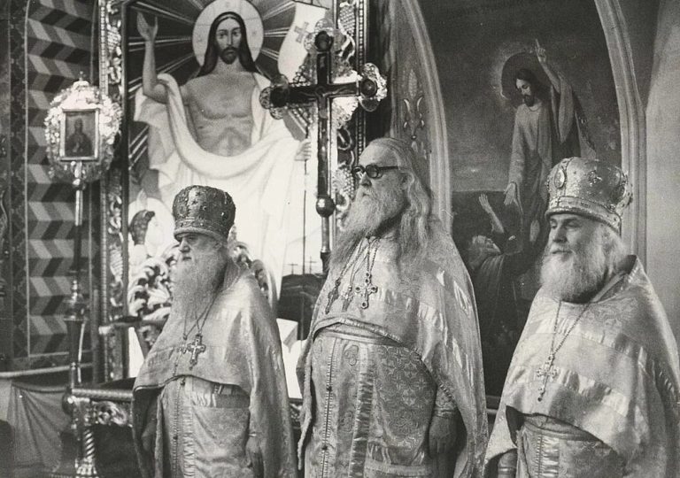 Никольский храм. Слева направо архимандрит Михей (Хархаров), протоиерей Борис Старк, протоиерей Игорь Мальцев 1987г.