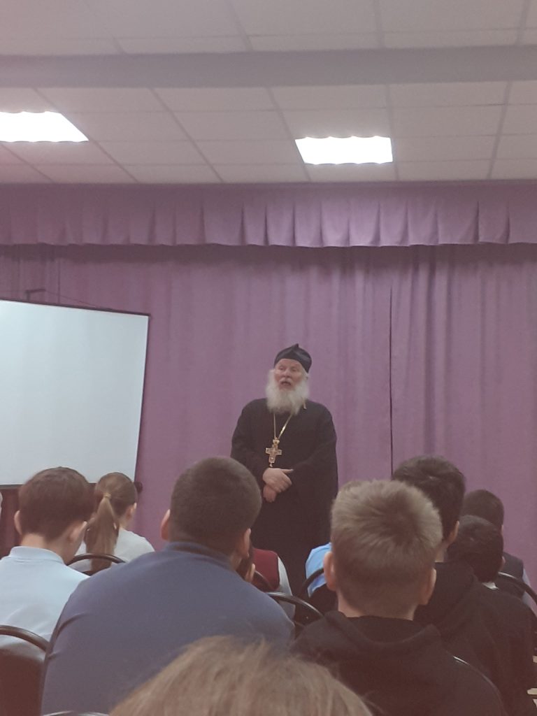 Протоиерей Иоанн Поздеев, настоятель храма Рождества Пресвятой Богородицы пос. Золотково ведет беседу о вреде сквернословия