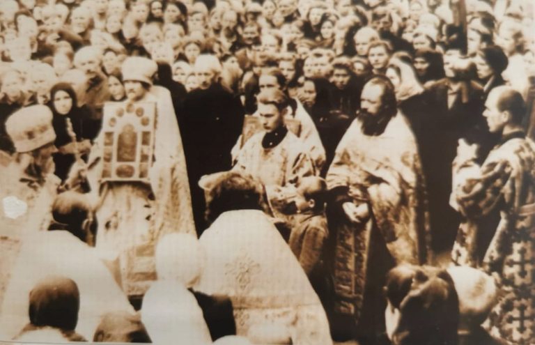 Троице-Сергиева Лавра, первый водосвятный молебен. Архим. Гурий в центре. Игорь Мальцев держит чашу со святой водой. 1946г.