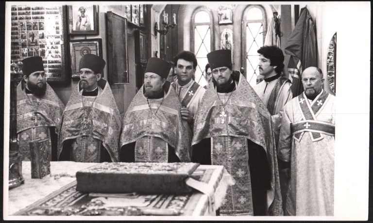 В центре о. Симеон, крайний слева будущий митрополит Казахстанский Александр 