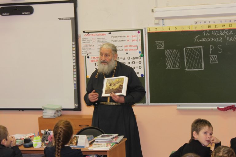 Протоиерей  Игорь Иудин выступает перед третьеклассниками