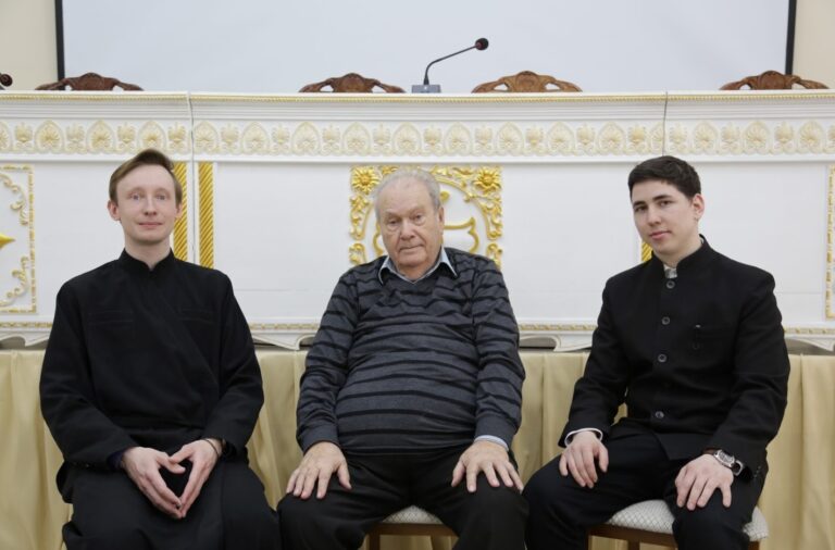 Геннадий Андреевич (руководитель проекта, слева), Владимир Николаевич и Белый Елисей (справа)