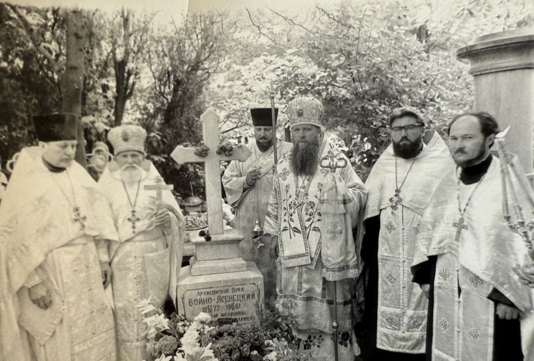 У могилы свт. Луки (Войно-Ясенецкого). Справа на кадре священник Михаил Рязанов