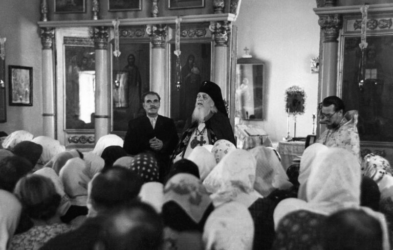 Архиепископ Лука произносит проповедь в Свято-Троицком кафедральном соборе. Симферополь. Конец 1950-х.
