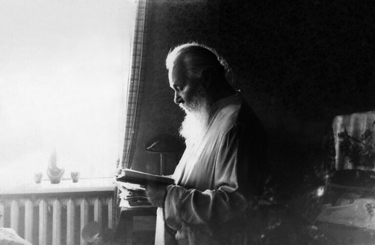 Утренние молитвы. Митрополит Гурий читает Евангелие. Симферополь. 7 июля 1965 г.